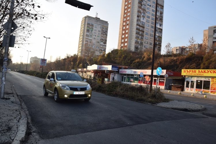 Слагат „легнали полицаи” на възлови места във „Възрожденци”