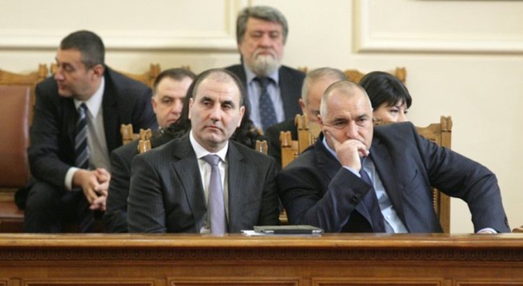 Кабинетът падна, хасковлии раздвоени за оставката