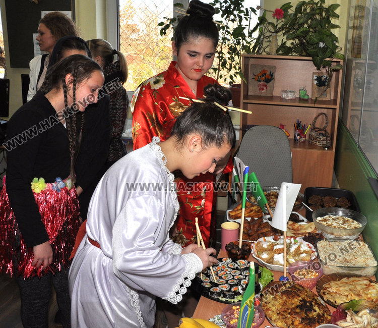 Деца от 5 континента изнесоха урок по география в училище