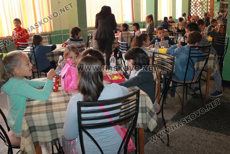 Децата могат да си носят и харата от вкъщи, поясняват от училището
