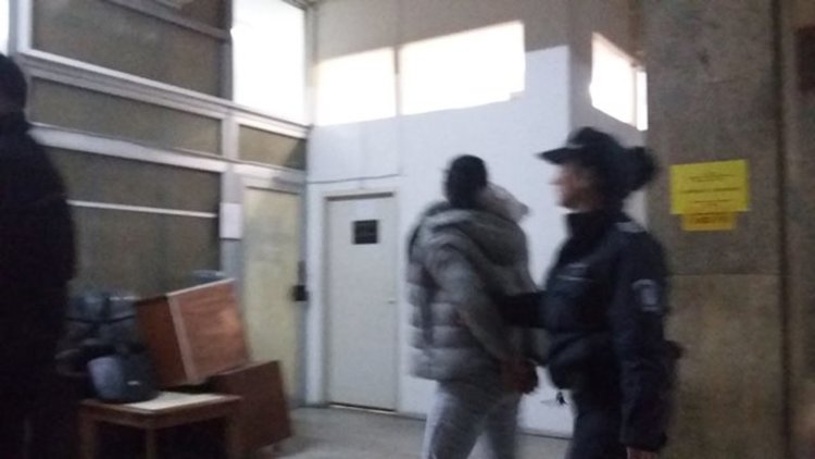 Софиянка се прави на недосегаема,обижда полицаи на „некадърници”