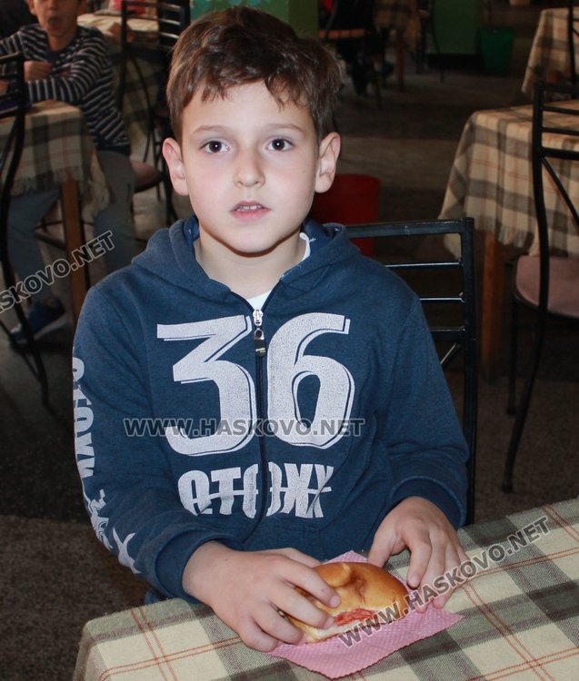 Родители се оплакват от качеството на безплатните закуски в училище