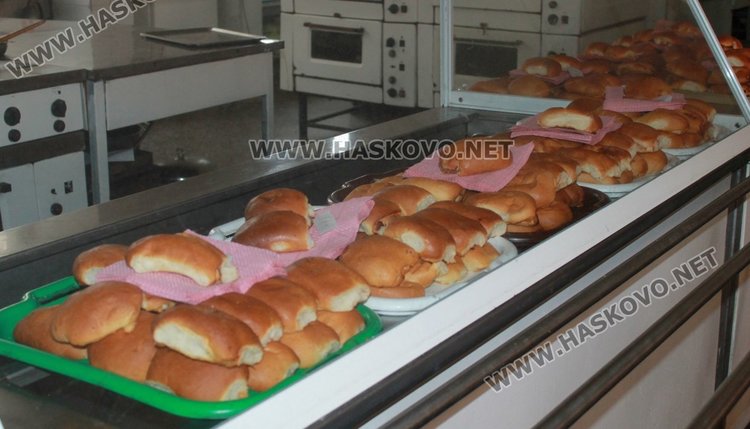 Закуските в стола осигурява местен цех