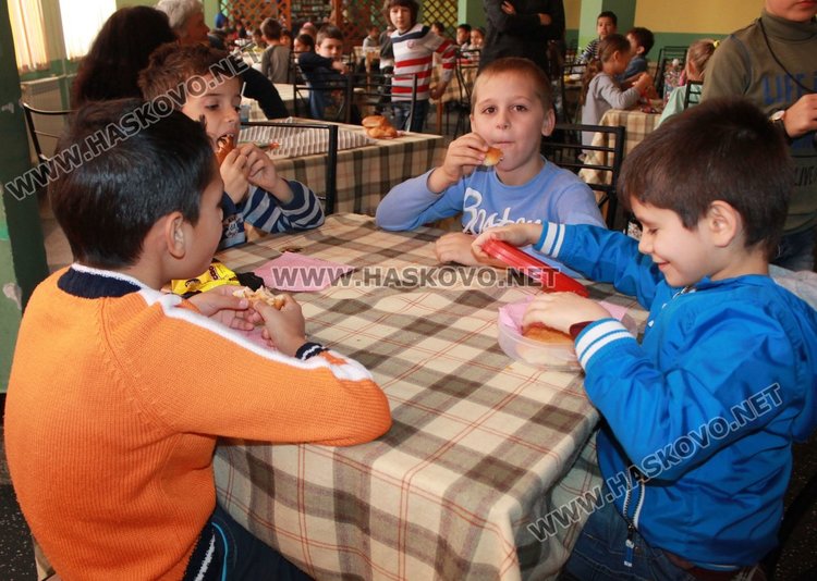 Родители се оплакват от качеството на безплатните закуски в училище