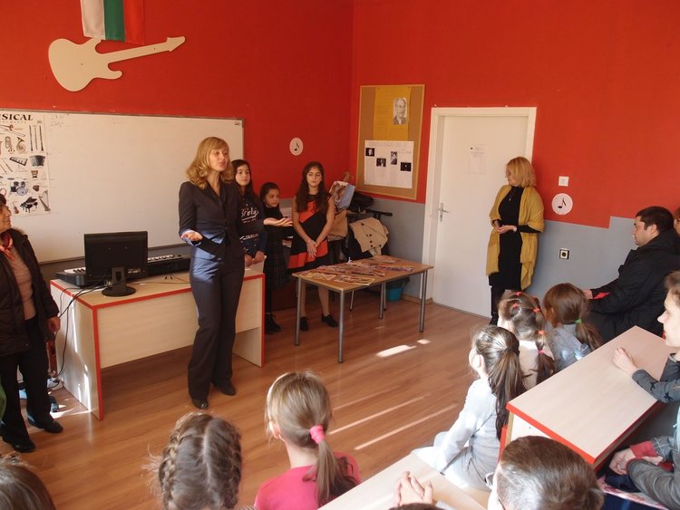 Авторът на детски книжки Петя Дичева гостува в димитровградското ОУ "П.Славейков"