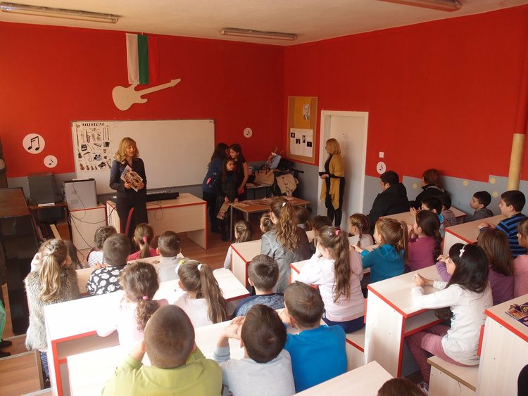 Детският писател Петя Дичева гостува на славейковци