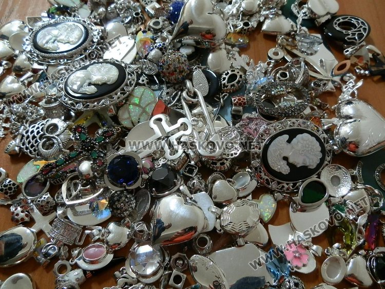 Сръбски автобус със скривалища вози контрабандно сребро от Турция