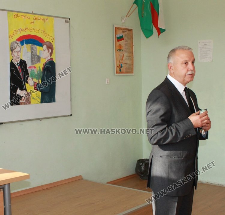 Директорът Антон Иванов поздрави участниците в открития урок