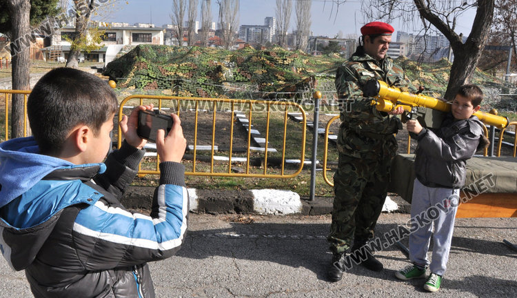 Хасковски четвъртокласници нарамиха автомати и гранатомети