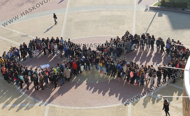 Знакът на безкрайността оформиха  на площада пред сградата на Общината  димитровградски ученици