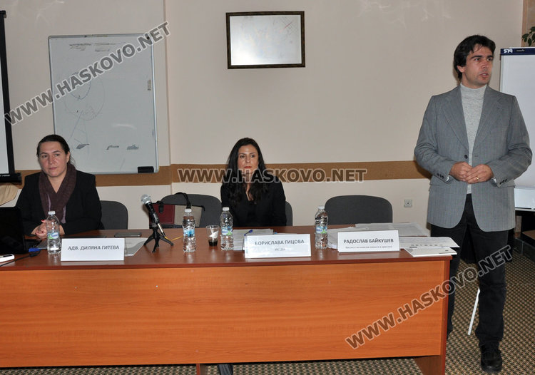 от ляво надясно: адвокат Деляна Гитева, Борислава Гицова, Радослав Байкушев, експерти в ИСДП 