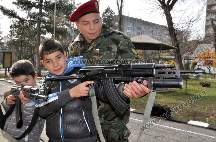 Хасковски четвъртокласници нарамиха автомати и гранатомети
