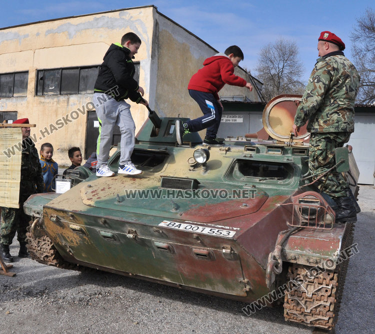 Хасковски четвъртокласници нарамиха автомати и гранатомети