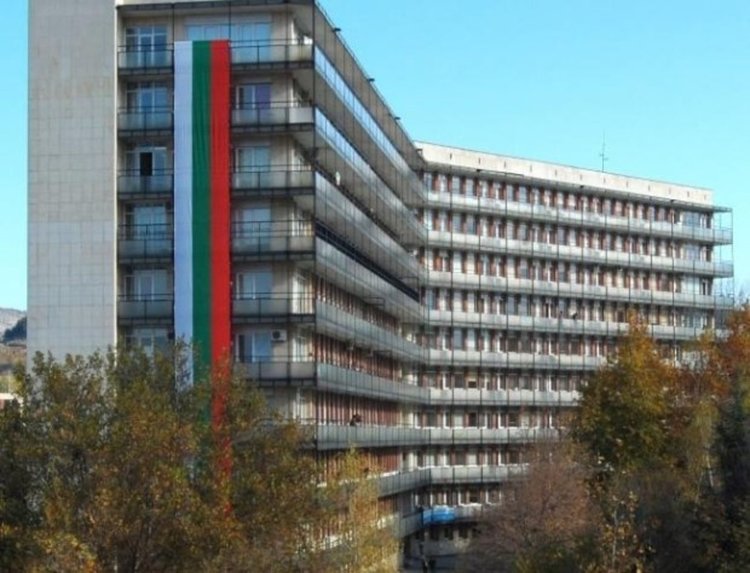 Задигнаха телевизори и пари от болницата в Кърджали