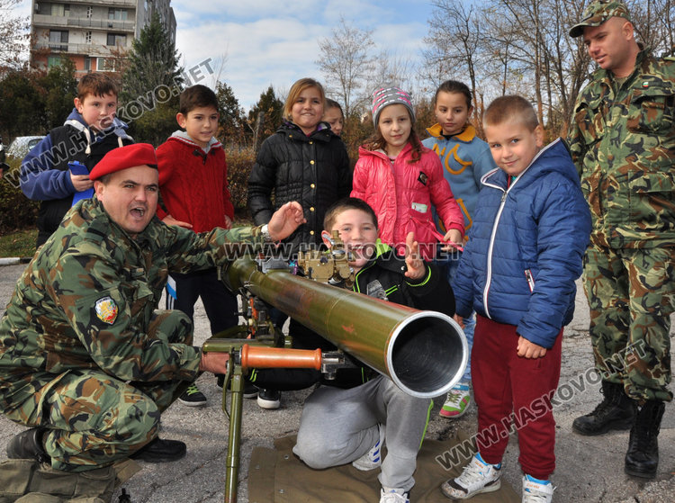 Хасковски четвъртокласници нарамиха автомати и гранатомети