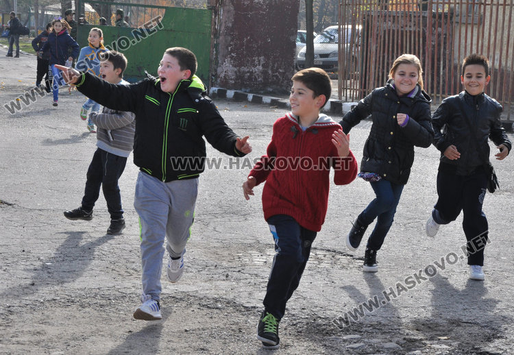 Хасковски четвъртокласници нарамиха автомати и гранатомети