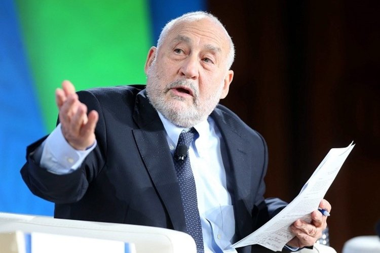 Нобелист: Центрове тайно финансират партии