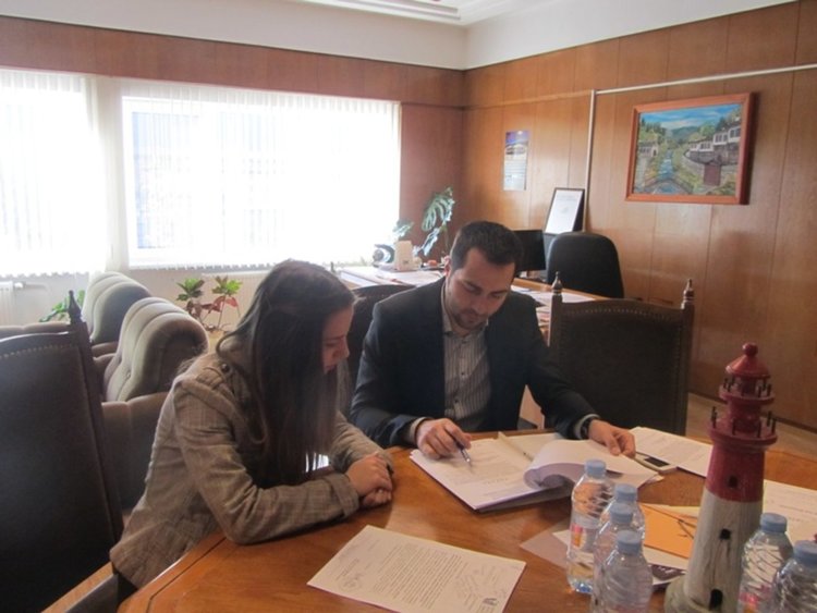 Младежи и девойки от смолянски гимназии в стола на властта за ден