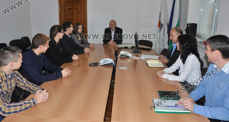 Георгия Кинева от Езиковата сяда на кметския стол в Хасково