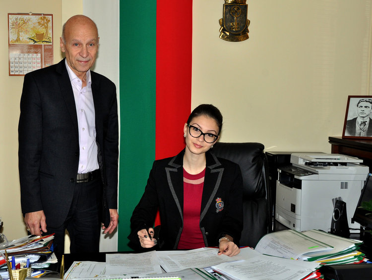 Георгия Кинева от Езиковата сяда на кметския стол в Хасково