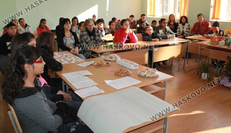 Млади предприемачи демонстрираха умения в сладкарството и цветарството