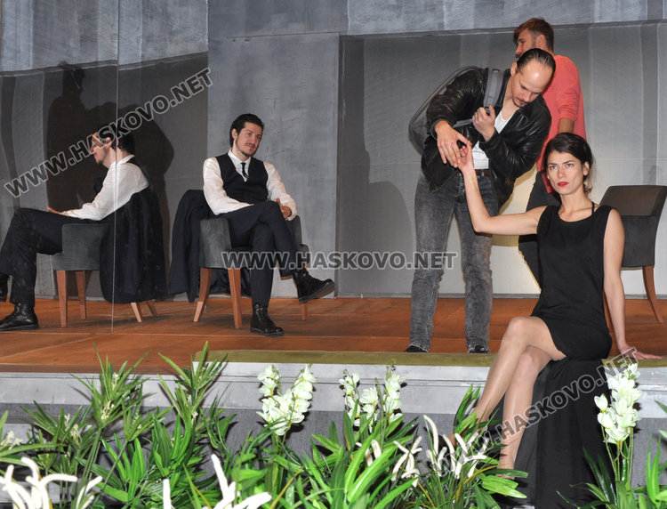 Шарков пренарежда на Хасковска сцена пирамидата на образите в „Хеда Габлер“ без сценични хватки  