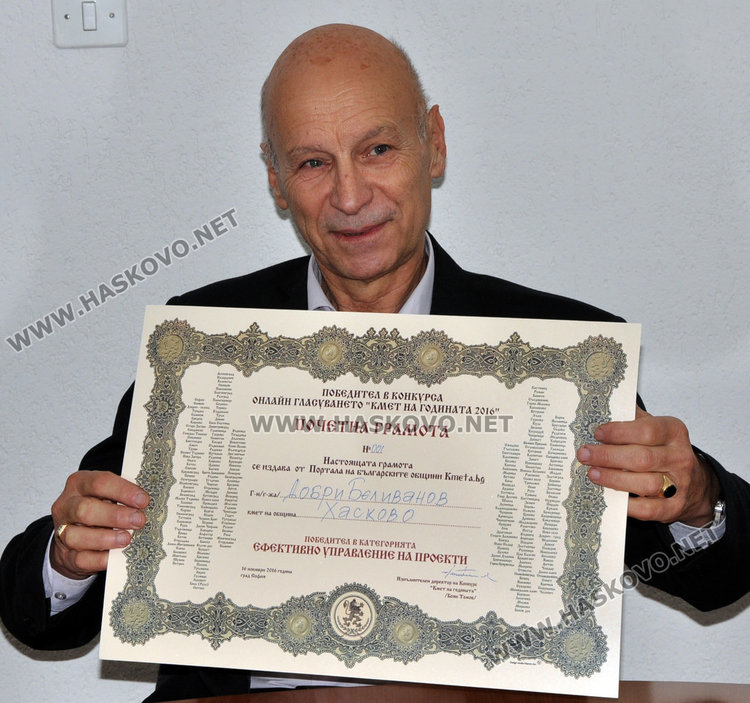 Георгия Кинева от Езиковата сяда на кметския стол в Хасково