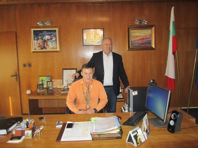 Освен знания трябва да има и търпение към колегите и гражданите, посъветва Мелемов младежите, които се включиха в тазгодишната инициатива