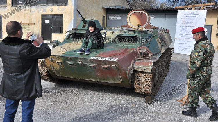 Хасковски четвъртокласници нарамиха автомати и гранатомети