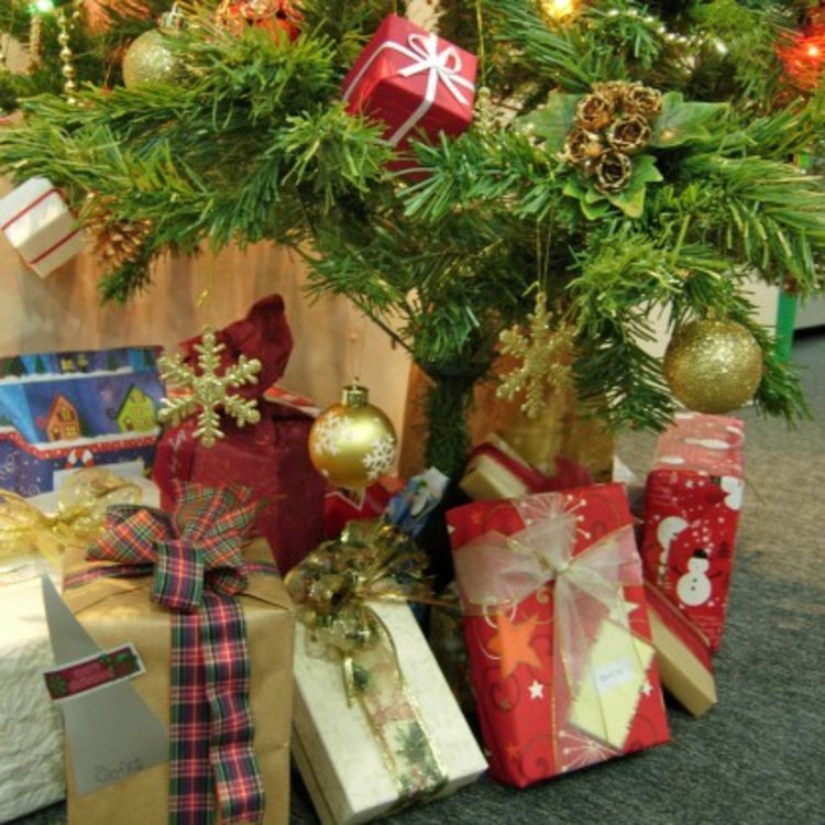 За коледни подаръци българи ще дадат около 200 лева