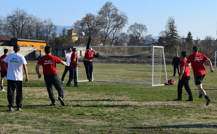  Горските от областта показаха , че могат да гонят не само бракониери ,но и футболната топка