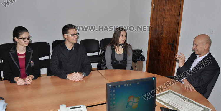 Георгия Кинева от Езиковата сяда на кметския стол в Хасково