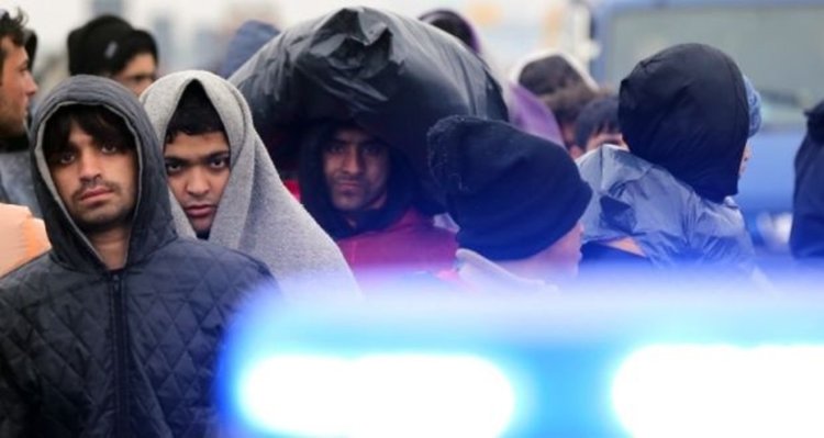 Мигранти вилняха на гръцки остров