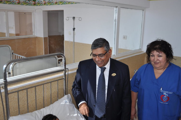 Световно светило в детската хирургия оперира малки пациенти в Пловдив