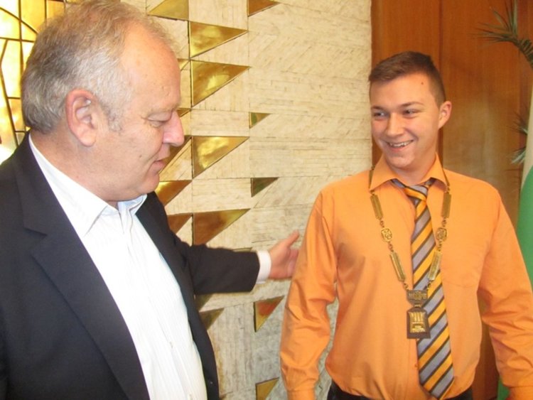 Мартин Сантелов, 11 класник седна в стола на смолянския кмет