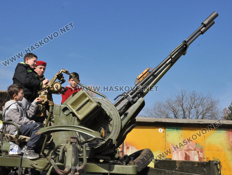 Хасковски четвъртокласници нарамиха автомати и гранатомети