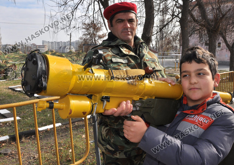 Хасковски четвъртокласници нарамиха автомати и гранатомети
