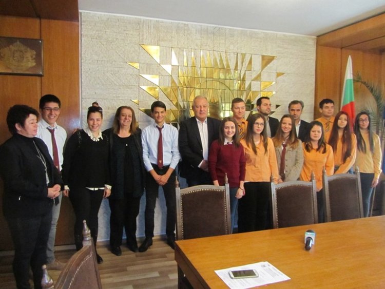 Младежи от три гимназии се включват в петото издание на "Мениджър за един ден"