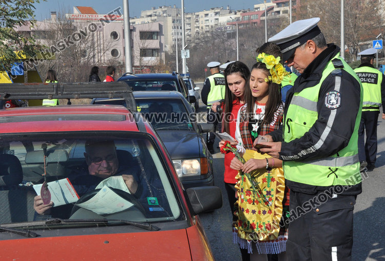 Младежи и полицаи озаптяват шофьори с цветя пред Икономиката