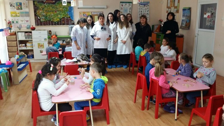 Клуб "Млад физик" гостува в градина "Роза"