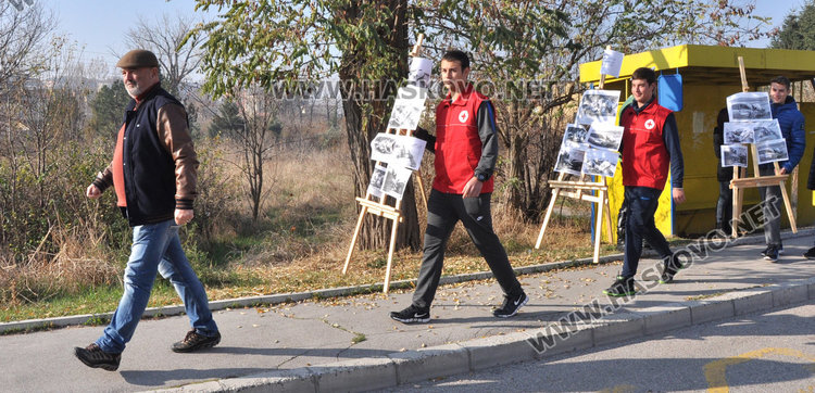 Младежи и полицаи озаптяват шофьори с цветя пред Икономиката