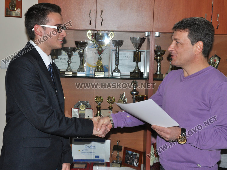 Директорът на Езиковата награди вчерашния кмет на Хасково