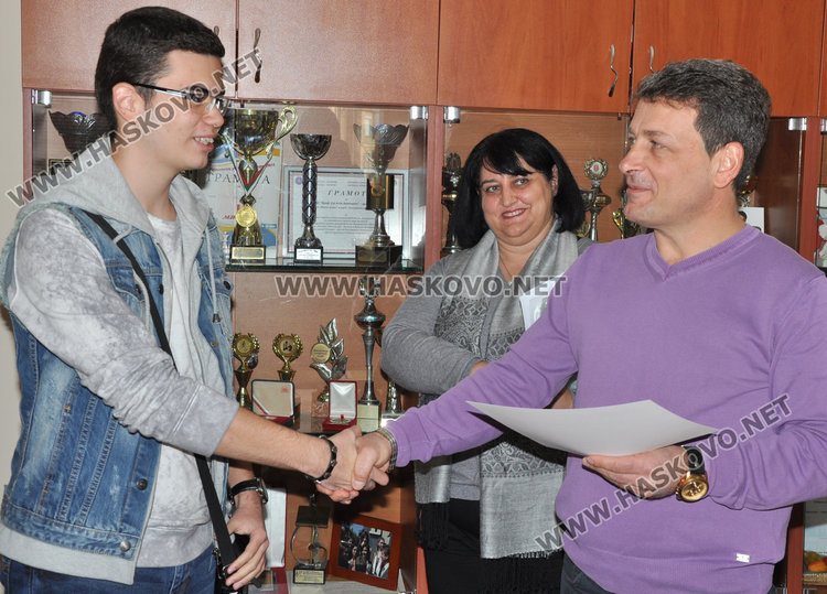 Директорът на Езиковата награди вчерашния кмет на Хасково