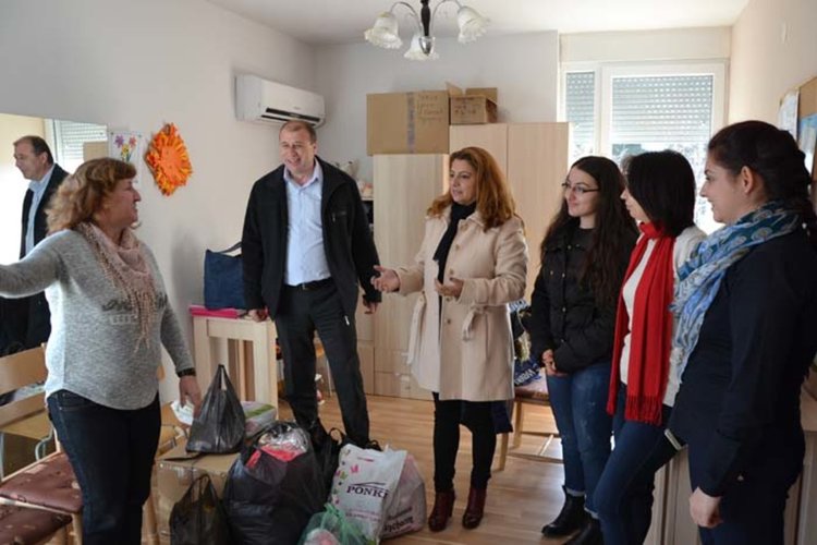 Студенти дариха обитателите на Центъра за настаняване от семеен тип в Момчилград