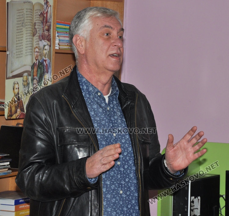 Авторът Георги Николов показва колко ще е дебел следващият му роман