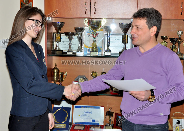 Директорът на Езиковата награди вчерашния кмет на Хасково