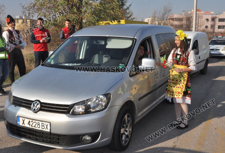 Младежи и полицаи озаптяват шофьори с цветя пред Икономиката