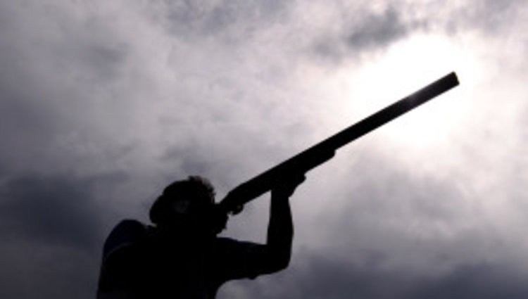 Мъж стреля с въздушна пушка по деца, рани 8-годишно момиче в крака