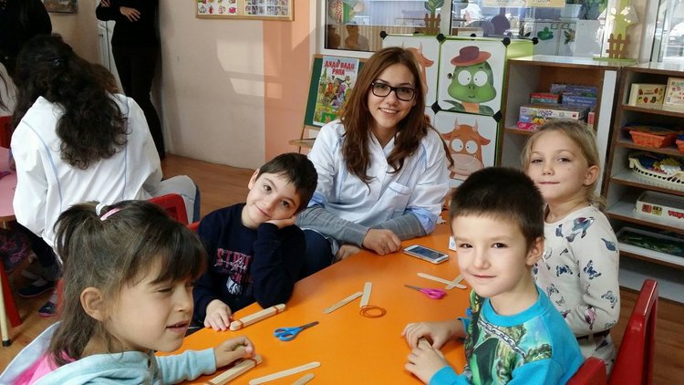 Клуб "Млад физик" при Профилирана езикова гимназия "Д-р Иван Богоров" гостува на децата от подготвителната група в детска градина "Роза"