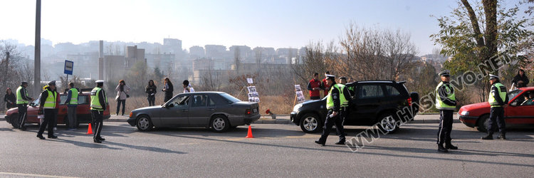 Младежи и полицаи озаптяват шофьори с цветя пред Икономиката